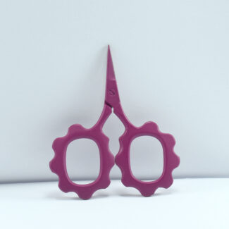 Sunflower-shaped embroidery scissors in purple powder coating, 2.5'' forged stainless steel, perfect for embroidery, thread cutting, and detailed stitching.