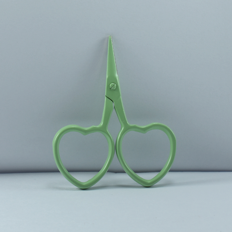 ES-1701 Mint 2.5-inch mint-colored heart-shaped embroidery scissors made of stainless steel, designed for fine thread trimming and delicate handwork.